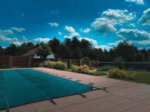 a tennis court on top of a wooden deck at Chudodiyevo Park- Hotel in Vyshpolʼ