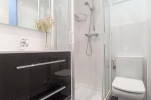 Bathroom sa Playa Gros - IB. Apartments