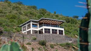 une maison à flanc de colline dans l'établissement Sleeping Warrior Camp Elementaita, à Nakuru