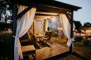 Sëtnowa Glamping外面的花园