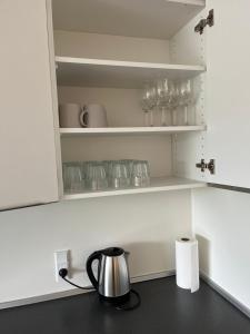 a tea kettle sitting on a counter in a kitchen at Billund mini hostel room 10 - Tæt på LEGOLAND og LEGO House in Billund