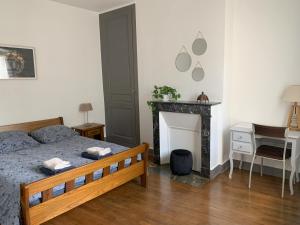 Ένα ή περισσότερα κρεβάτια σε δωμάτιο στο Ne restez pas à quai