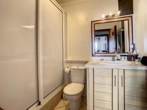 Ένα μπάνιο στο Quiet, central apartment with loggie +14 φωτογραφίες