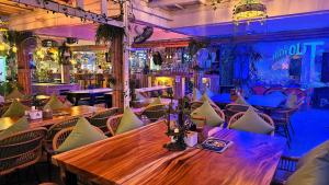 un ristorante con tavoli e sedie in una stanza di Hideout Hostel a Haad Rin