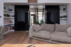 a living room with a couch and a table at Villa Ty Castel - Arradon in Ploeren