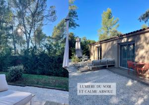 dom z parasolem i patio w obiekcie Villa 2pers Lorgues Piscine, Spa, Hammam w mieście Lorgues
