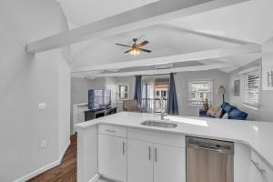 cocina con armarios blancos y ventilador de techo en Welcome to Manasquan Beach 2 - Steps to the Sand, en Manasquan 11 fotos más