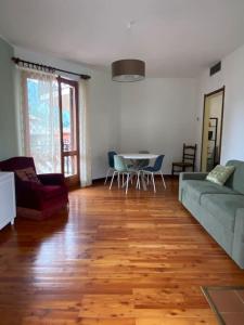 ein Wohnzimmer mit Sofa und Tisch in der Unterkunft Castione della Presolana in Castione della Presolana