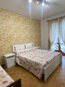 ein Schlafzimmer mit zwei Betten und einem Fenster in der Unterkunft Castione della Presolana in Castione della Presolana