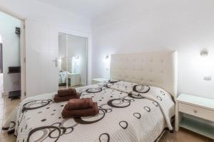Postel nebo postele na pokoji v ubytování Oceanfront Paraiso Apt By Dream Homes Tenerife