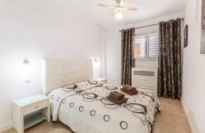 Postel nebo postele na pokoji v ubytování Oceanfront Paraiso Apt By Dream Homes Tenerife + 18 fotografií