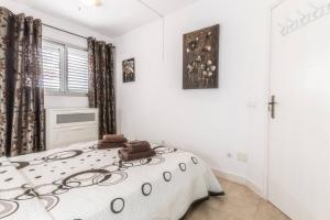 Postel nebo postele na pokoji v ubytování Oceanfront Paraiso Apt By Dream Homes Tenerife