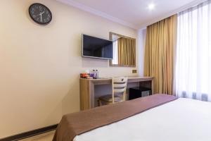 Postel nebo postele na pokoji v ubytování Deluxe City Hotel