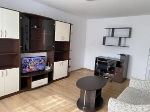 コンスタンツァにあるApartament spațios situat centralのデスクとパソコンが備わるオフィス