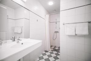 חדר רחצה ב-Rixwell Viru Square Hotel