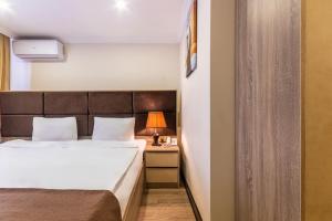 Postel nebo postele na pokoji v ubytování Deluxe City Hotel