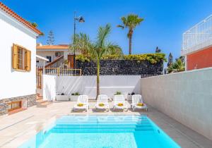 Bazén v ubytování Villa Luna With Heated Pool nebo v jeho okolí