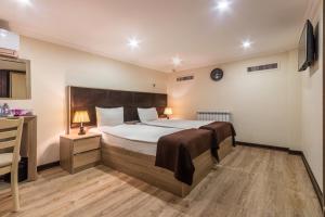 Postel nebo postele na pokoji v ubytování Deluxe City Hotel