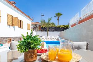 Bazén v ubytování Villa Luna With Heated Pool nebo v jeho okolí
