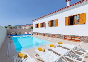 Bazén v ubytování Villa Luna With Heated Pool nebo v jeho okolí