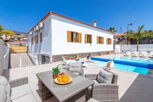 Bazén v ubytovaní Villa Luna With Heated Pool alebo v jeho blízkosti