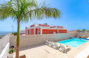 Bazén v ubytování Villa Luna With Heated Pool nebo v jeho okolí