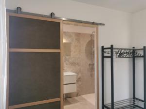 Bilik mandi di Logement au calme à LOURMARIN +7 gambar