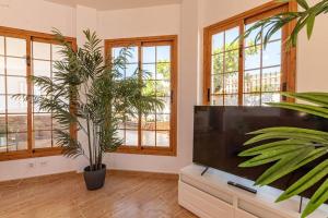 TV a/nebo společenská místnost v ubytování Villa Luna With Heated Pool