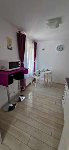 salon z biurkiem i stołem w obiekcie Apartamenty Orchidea Łeba w Łebie