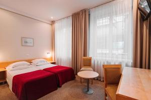 מיטה או מיטות בחדר ב-Rixwell Viru Square Hotel