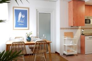 a dining room with a table and chairs and a kitchen at R2R - Casa RTPG Castrillón - 11A02 in Salinas
