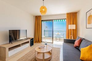 TV a/nebo společenská místnost v ubytování Playa Santiago Apt By Dream Homes Tenerife