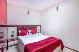 Postel nebo postele na pokoji v ubytování Deluxe City Hotel