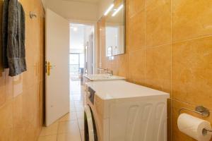 Koupelna v ubytování Playa Santiago Apt By Dream Homes Tenerife + 15 fotografií