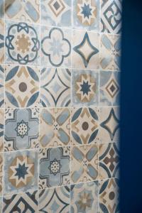 a blue and white tiled floor in a bathroom at Charmant T2 proche Place aux Herbes in Uzès