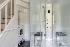 Fotografie z fotogalerie ubytování Suite 90m2 avec Jacuzzi jardin Proche Paris CDG v destinaci Livry-Gargan