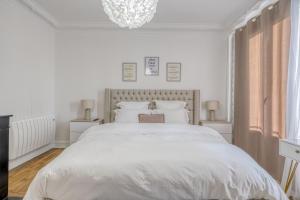 Postel nebo postele na pokoji v ubytování Suite 90m2 avec Jacuzzi jardin Proche Paris CDG