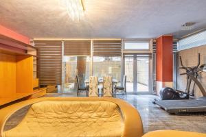 Fitness centrum a/nebo fitness zařízení v ubytování Deluxe City Hotel