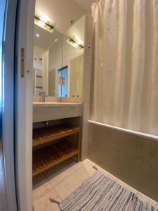 A bathroom at Golem