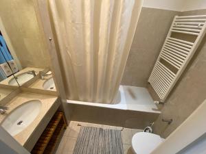 A bathroom at Golem