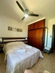 ein Schlafzimmer mit einem Bett mit Deckenventilator in der Unterkunft Bungalow Peñiscola REF 030 in Peñíscola + 29 Fotos