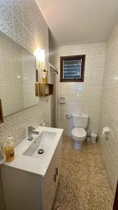 ein Badezimmer mit einem weißen Waschbecken und einer Toilette in der Unterkunft Bungalow Peñiscola REF 030 in Peñíscola