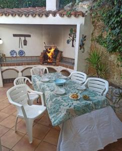 einen Tisch und Stühle mit einem Tisch und einem Kamin in der Unterkunft Bungalow Peñiscola REF 030 in Peñíscola
