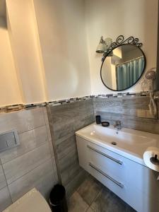 ein Badezimmer mit Waschbecken und Spiegel in der Unterkunft Pokoje Gościnne Bartuś in Czarna Góra