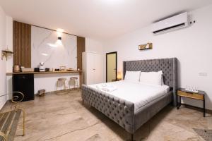 a bedroom with a large bed in a room at bali carmel zimmer & spa in Dāliyat el Karmil +91 photos