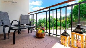 un balcon avec un banc et un panier de fruits dans l'établissement Wonder Home - Apartamenty Karpatia Resort tuż przy stoku i blisko szlaków turystycznych, à Karpacz