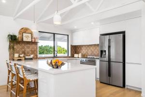 Η κουζίνα ή μικρή κουζίνα στο Tropical Hideaway Inspired by Palm Springs in Lennox Head