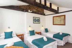 Postel nebo postele na pokoji v ubytování St Athans Hotel
