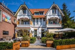 ベルゲンにあるDijkstra Hotelsのレンガ造りの大白い家