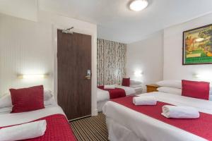 Postel nebo postele na pokoji v ubytování St Athans Hotel